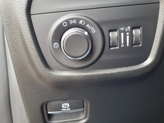 Used 2025 Jeep Grand Cherokee Altitude RWD image 21