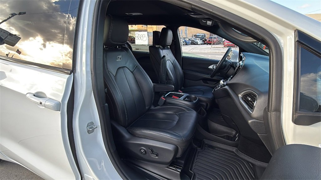 Used 2018 Chrysler Pacifica Touring-L Plus image 34