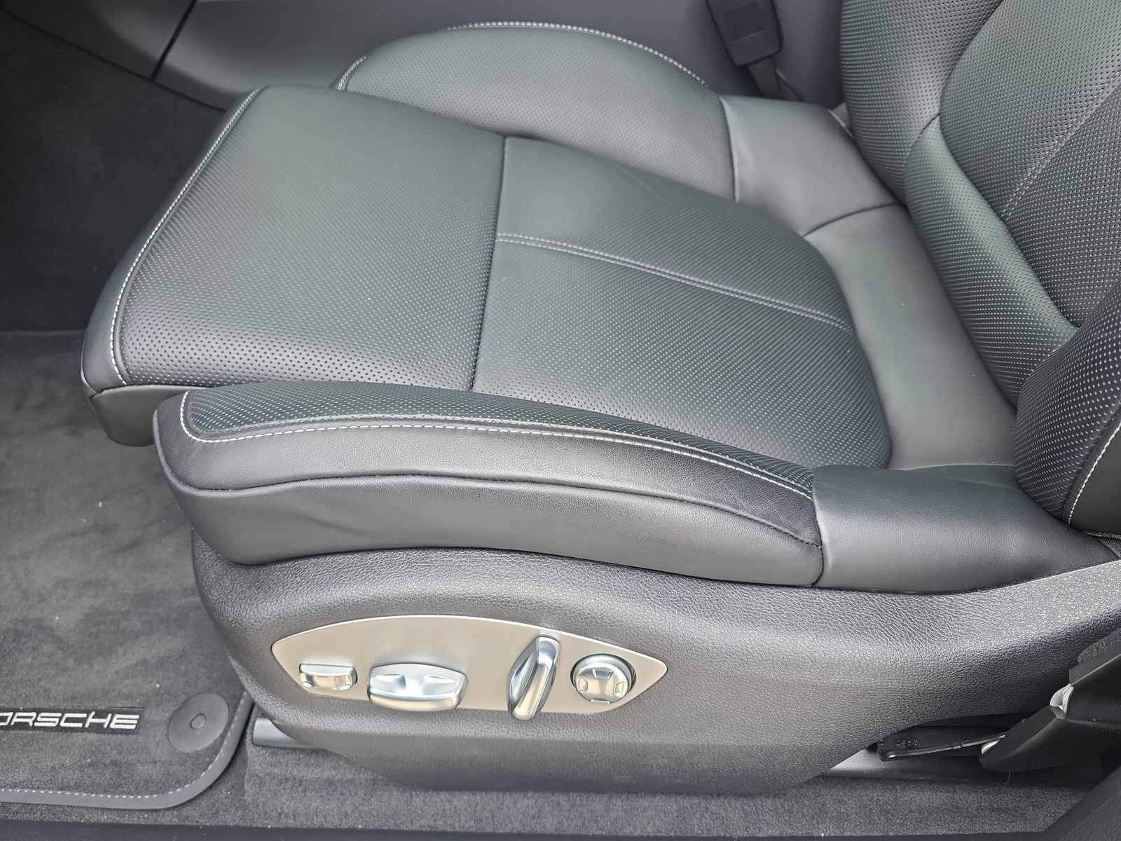 Certified 2026 Porsche Macan GTS AWD/4WD image 21