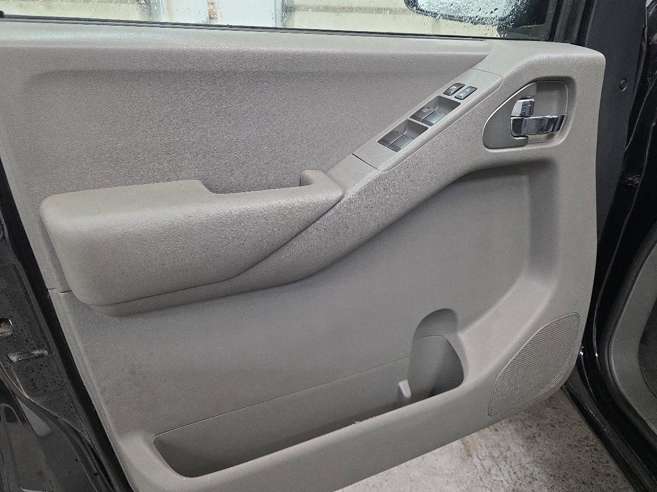 Used 2012 Nissan Frontier SV image 25