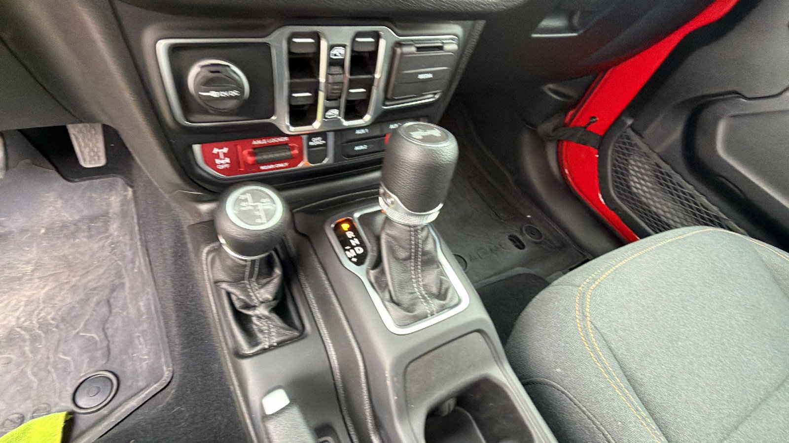 Used 2025 Jeep Wrangler Willys AWD/4WD image 30