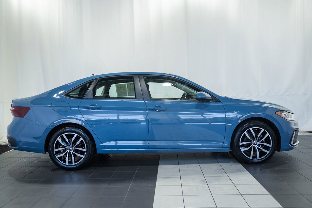 Used 2025 Volkswagen Jetta SE FWD image 3