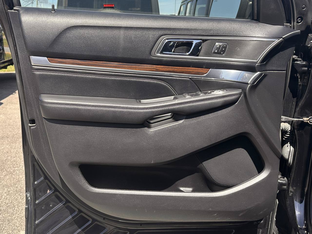 Used 2016 Ford Explorer Limited w/ Equipment Group 301A AWD/4WD image 21
