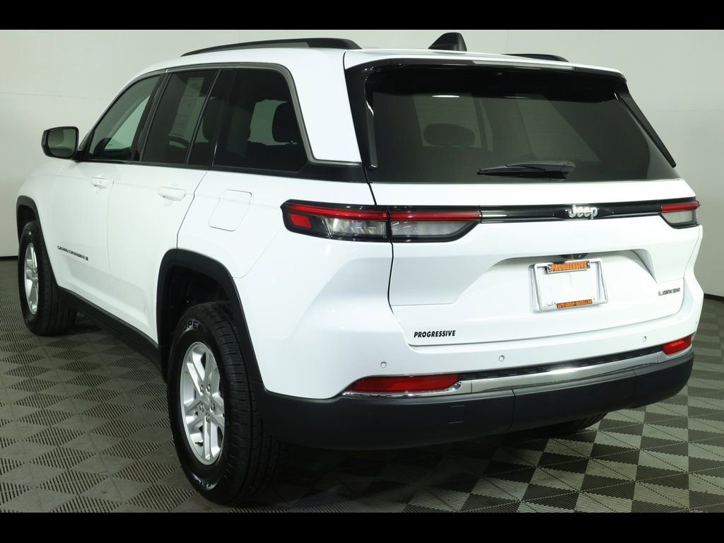 Used 2023 Jeep Grand Cherokee Laredo RWD image 9