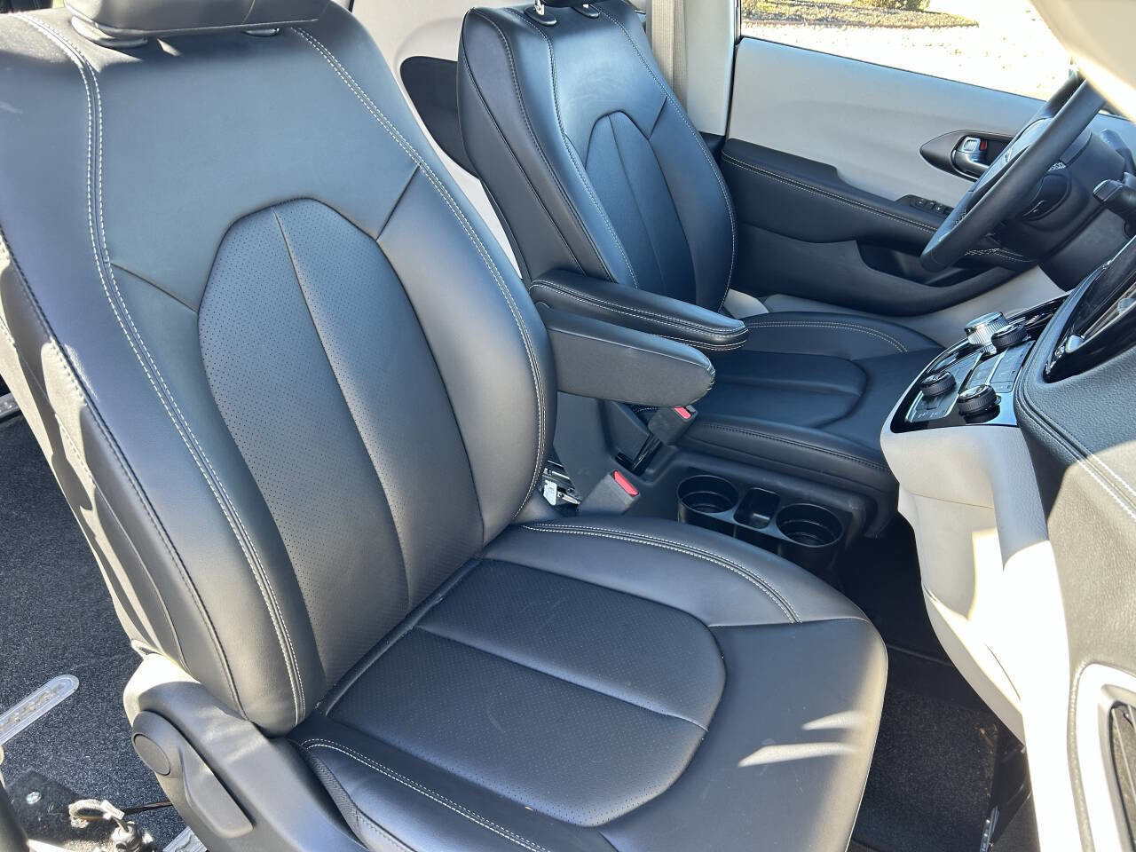 Used 2024 Chrysler Pacifica Touring-L image 23