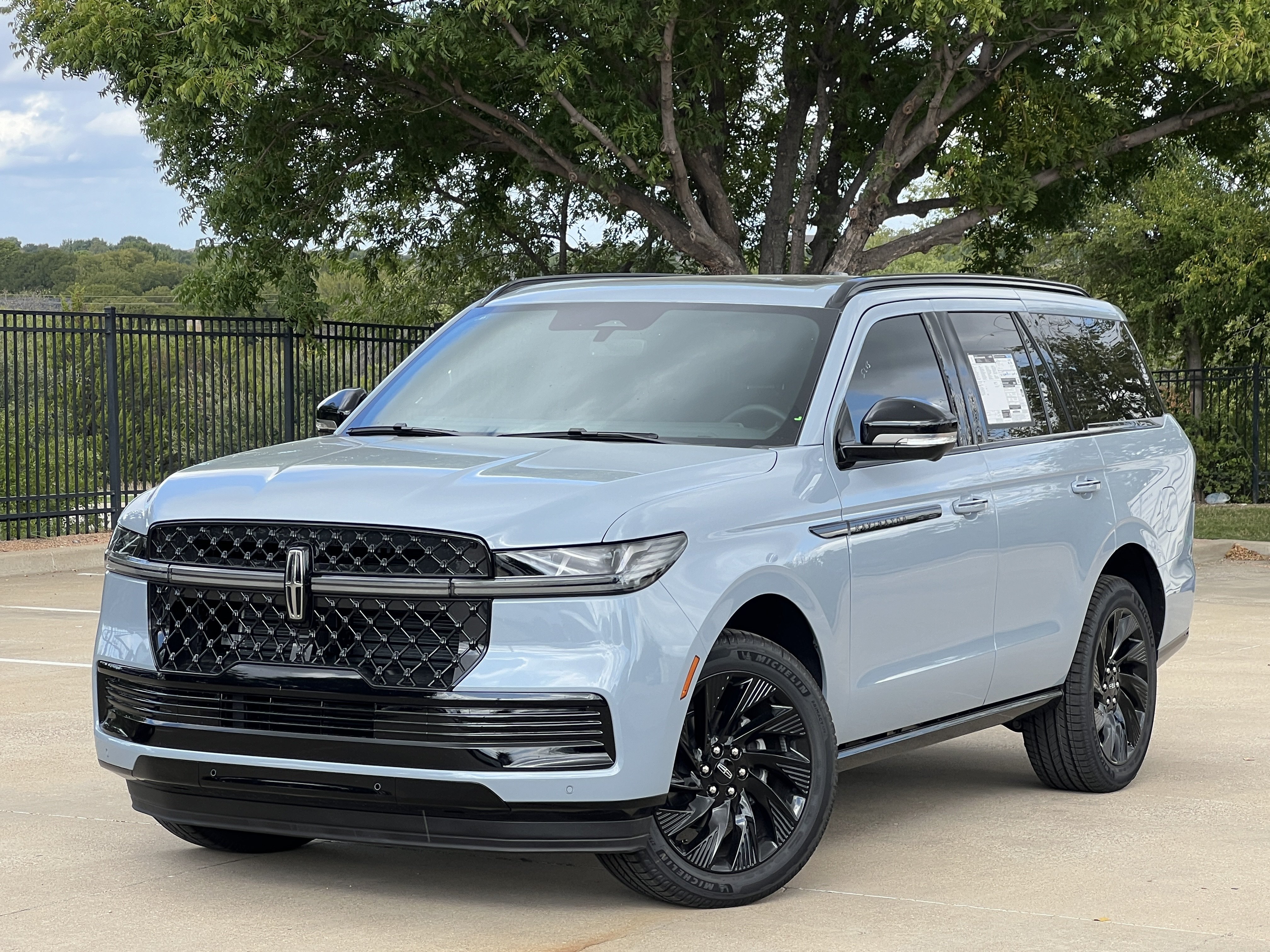 New 2027 Lincoln Navigator Reserve w/ Jet Appearance Package AWD/4WD image 2