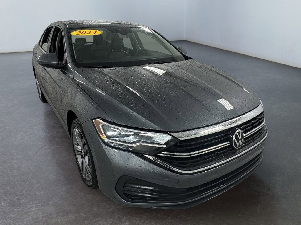 Used 2024 Volkswagen Jetta SE image 1
