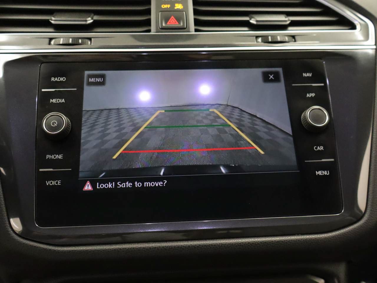 Used 2020 Volkswagen Tiguan SEL AWD/4WD image 11