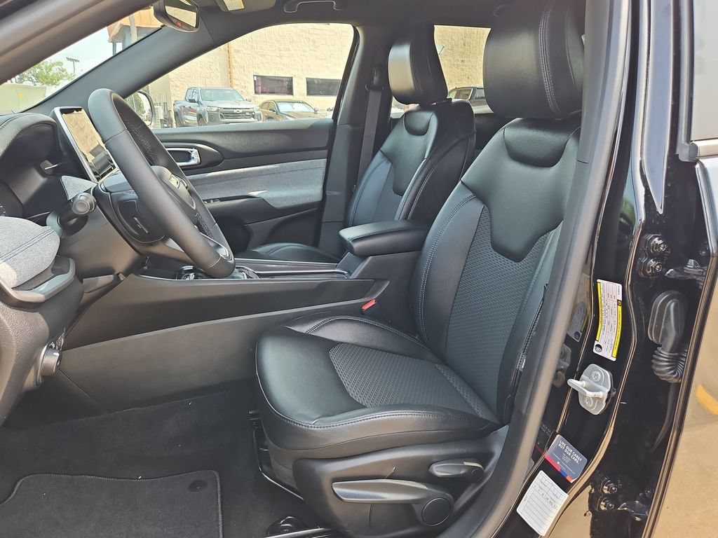 Used 2025 Jeep Compass Latitude AWD/4WD image 25