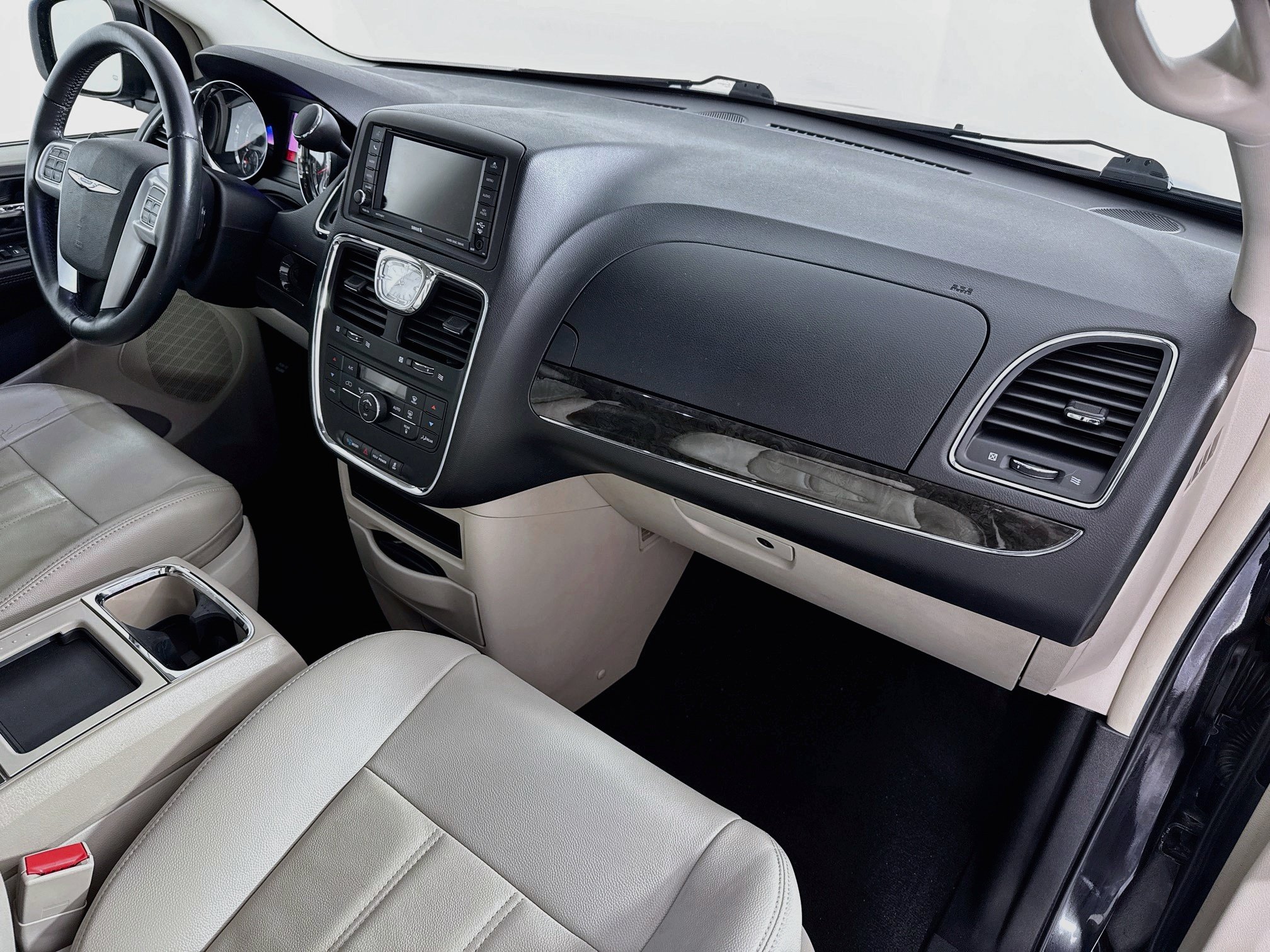 Used 2013 Chrysler Town & Country Touring FWD image 29