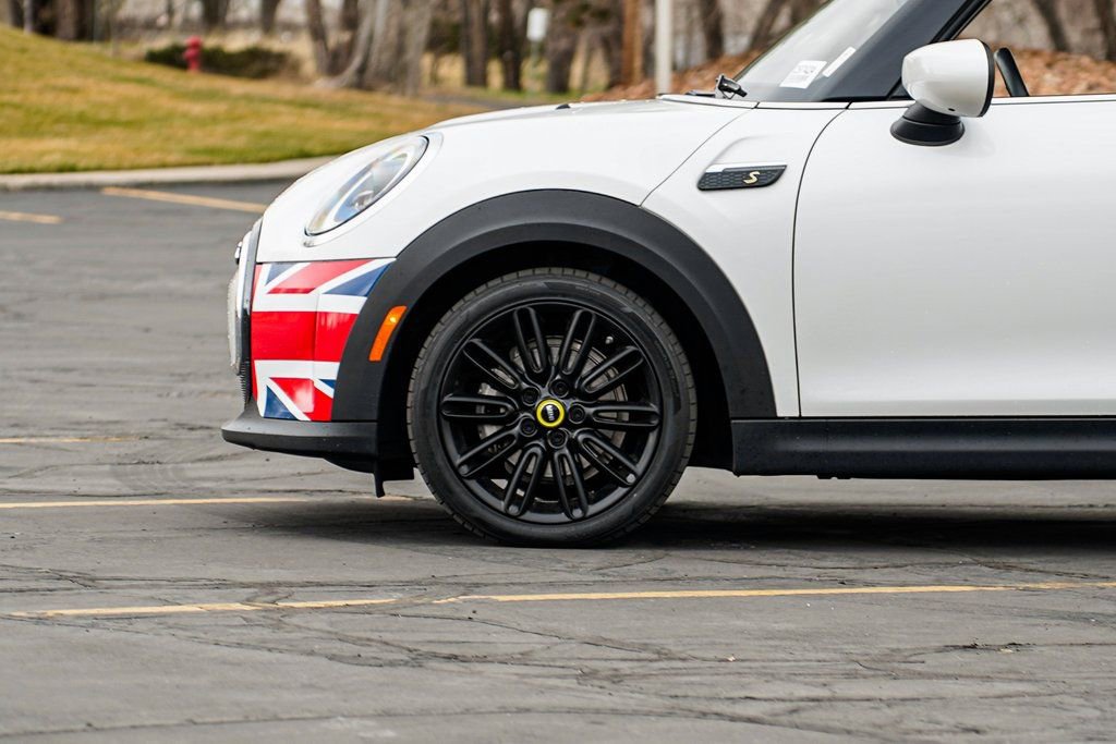 Certified 2024 MINI Cooper SE image 8