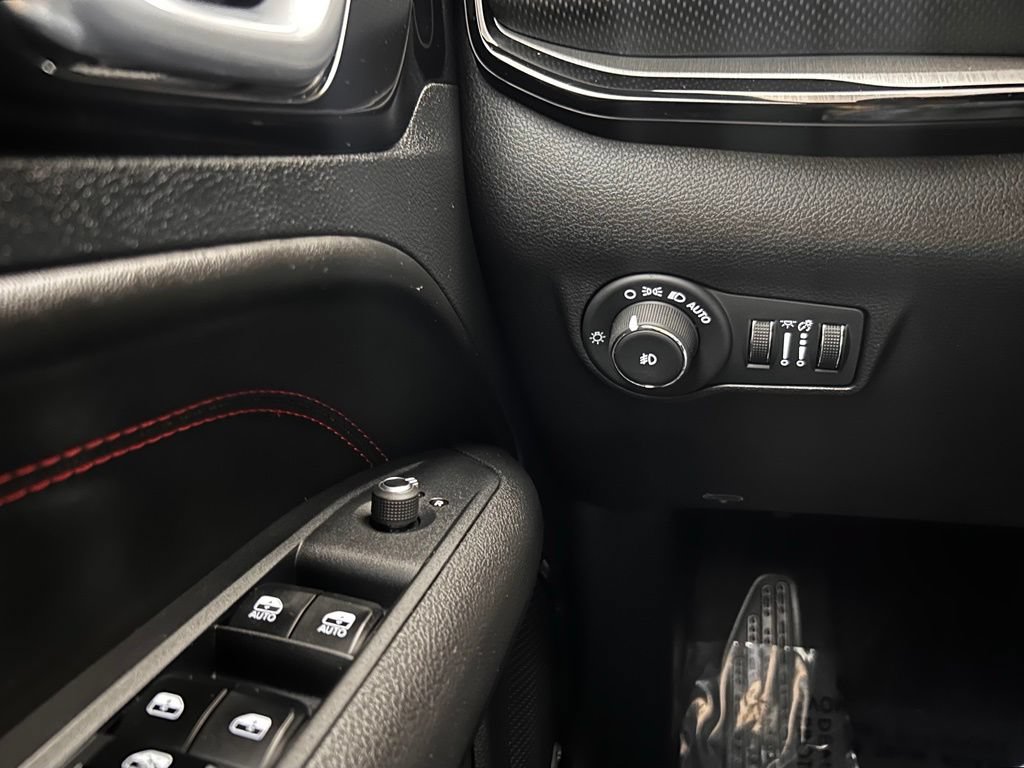 Certified 2025 Jeep Compass Trailhawk w/ Sun & Sound Group AWD/4WD image 19
