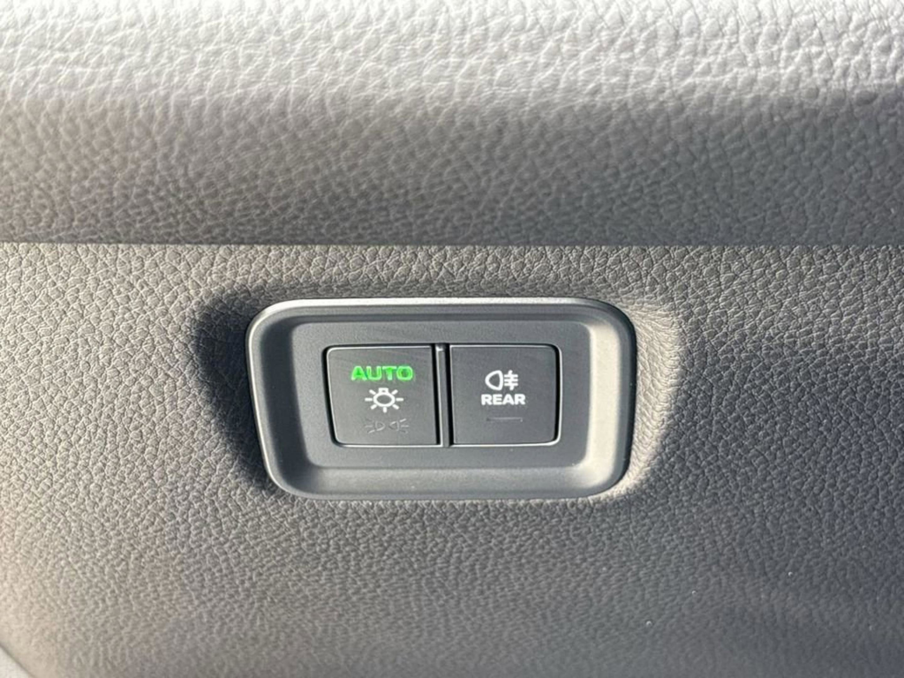 Used 2025 Porsche Cayenne E-Hybrid Coupe image 26