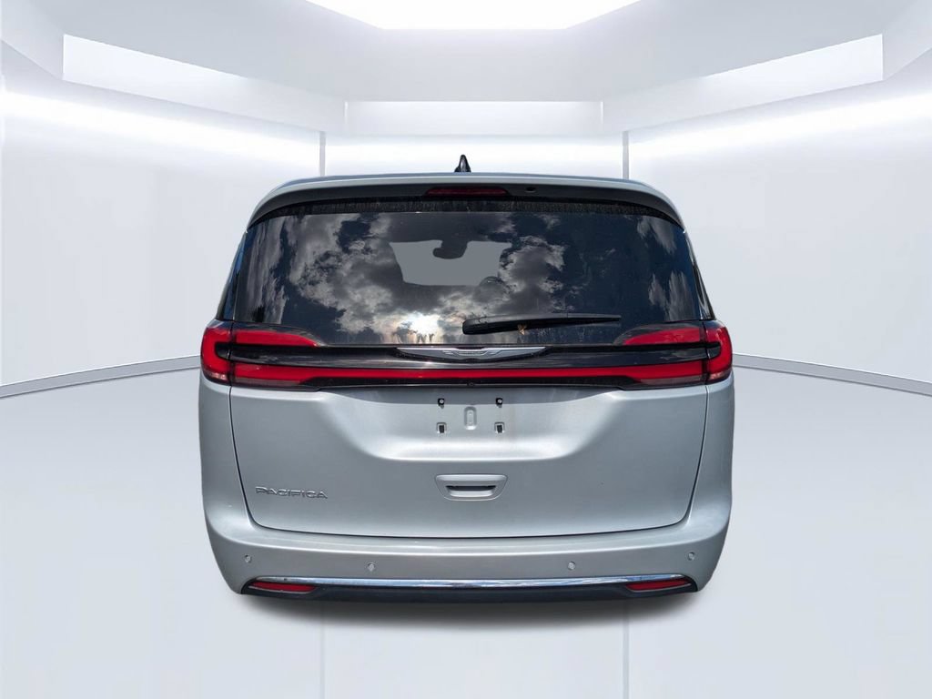 Used 2023 Chrysler Pacifica Touring-L FWD image 6