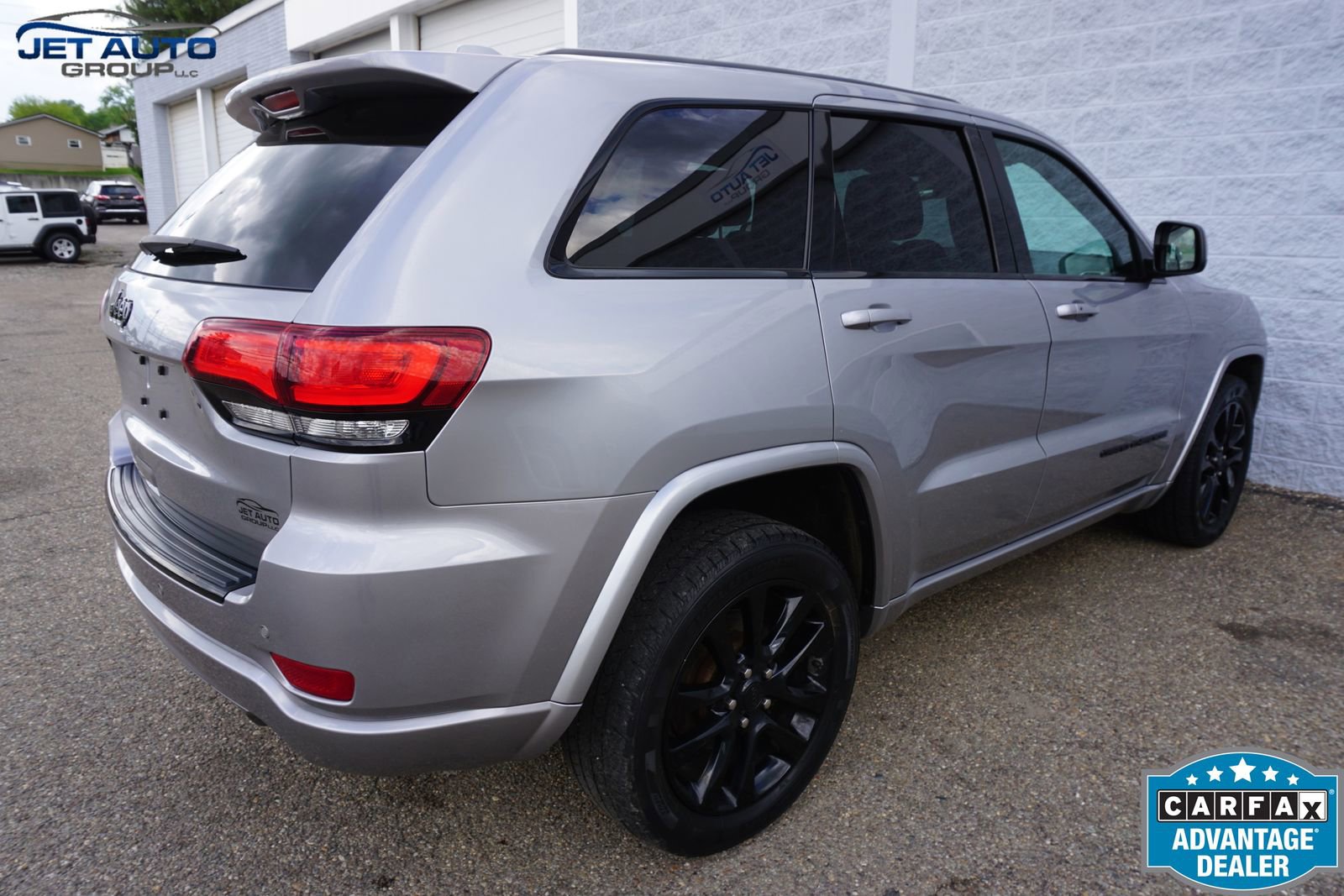 Used 2017 Jeep Grand Cherokee Altitude AWD/4WD image 10
