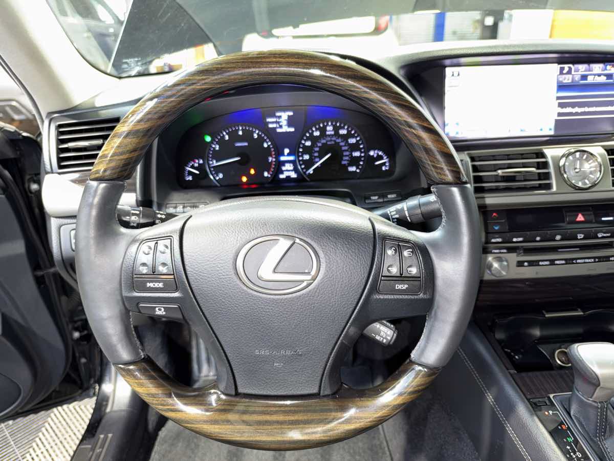 Used 2014 Lexus LS 460 w/ Comfort Package RWD image 18