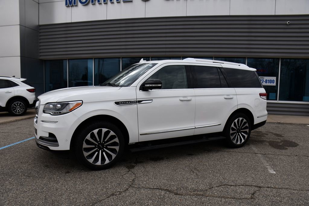 Used 2022 Lincoln Navigator Reserve image 2