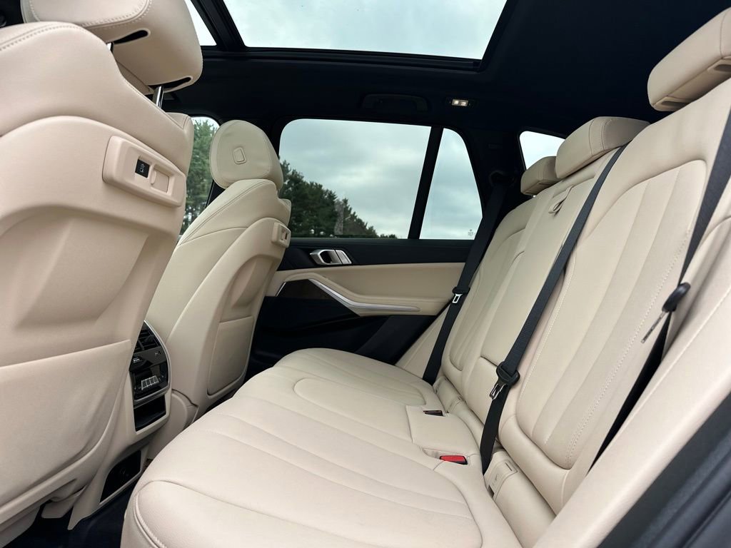 Used 2022 BMW X5 xDrive40i w/ Premium Package AWD/4WD image 17