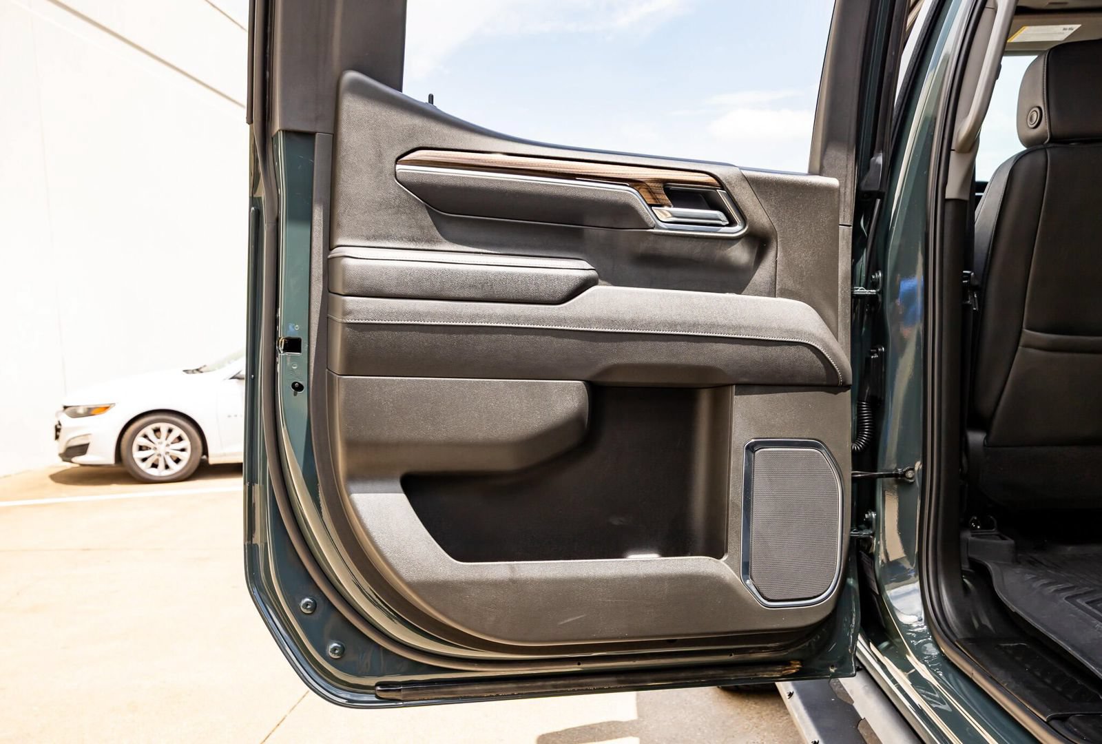 Used 2025 Chevrolet Silverado 1500 LT Trail Boss w/ Convenience Package II AWD/4WD image 39
