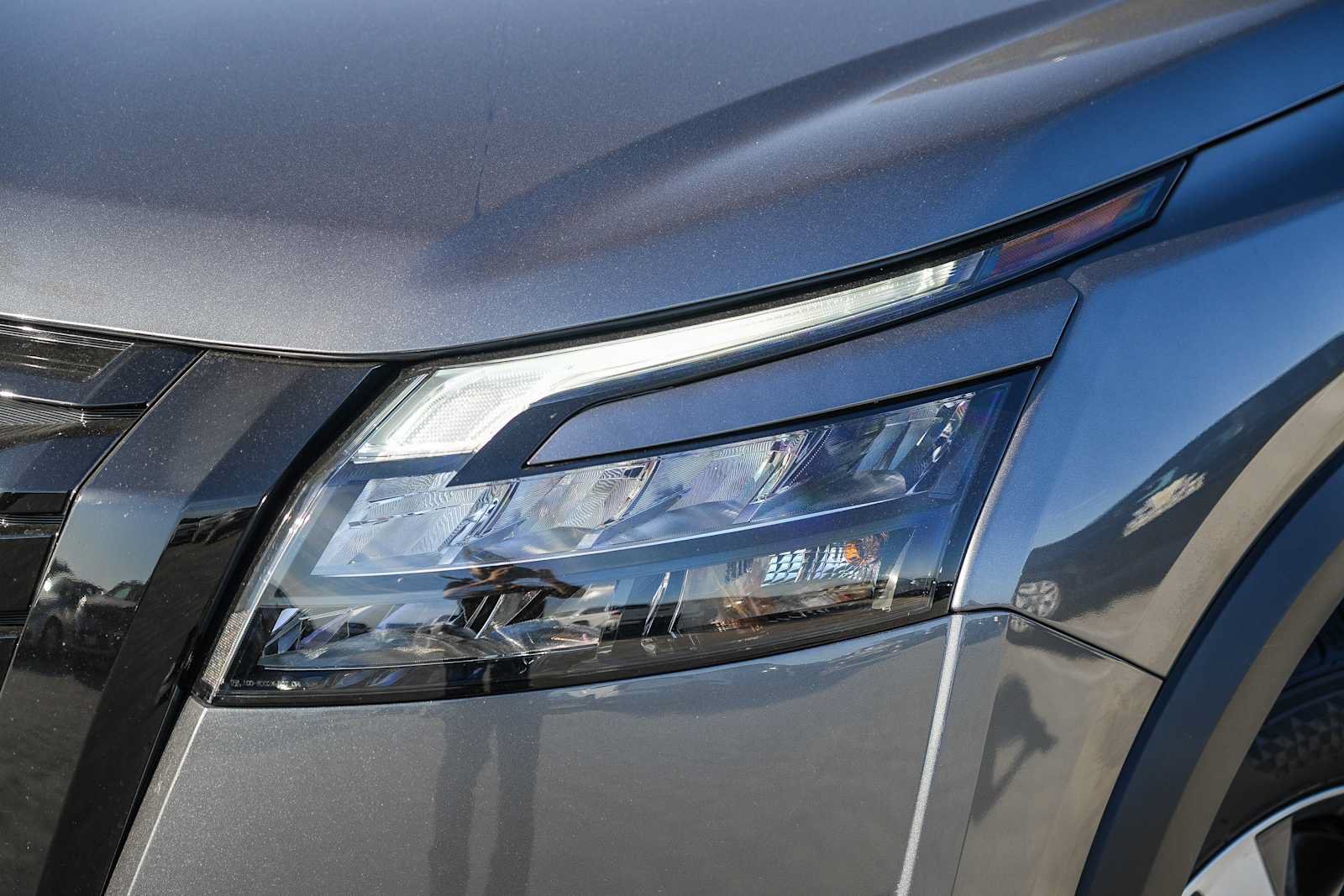 Used 2025 Nissan Pathfinder SL w/ Black Appearance Package FWD image 2
