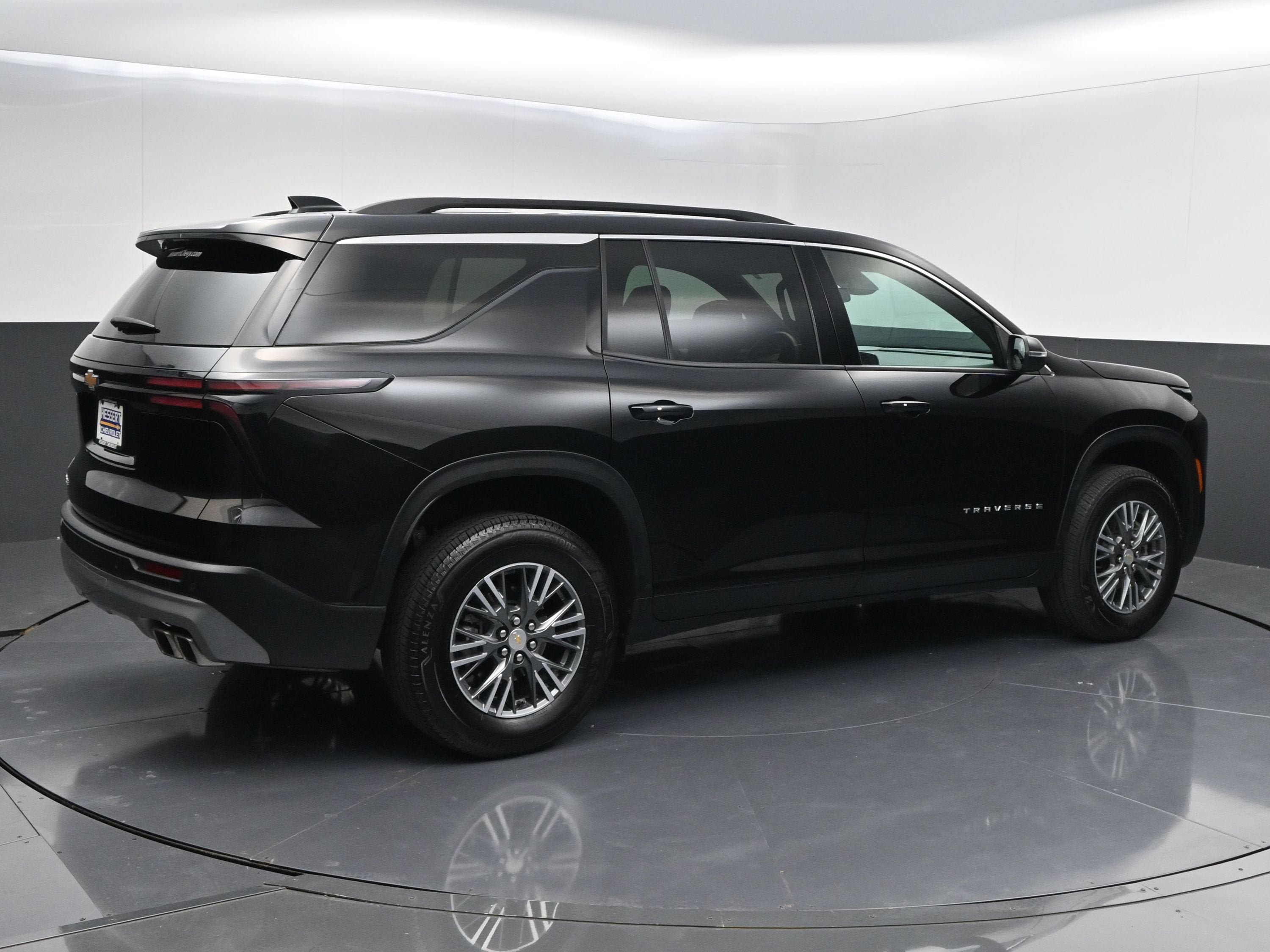 Certified 2025 Chevrolet Traverse LT FWD image 8