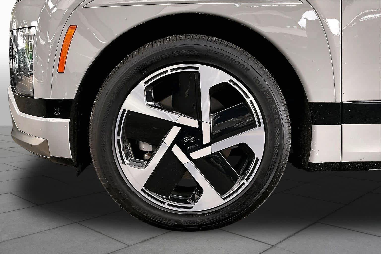 Certified 2026 Hyundai Ioniq 9 Calligraphy AWD/4WD image 10