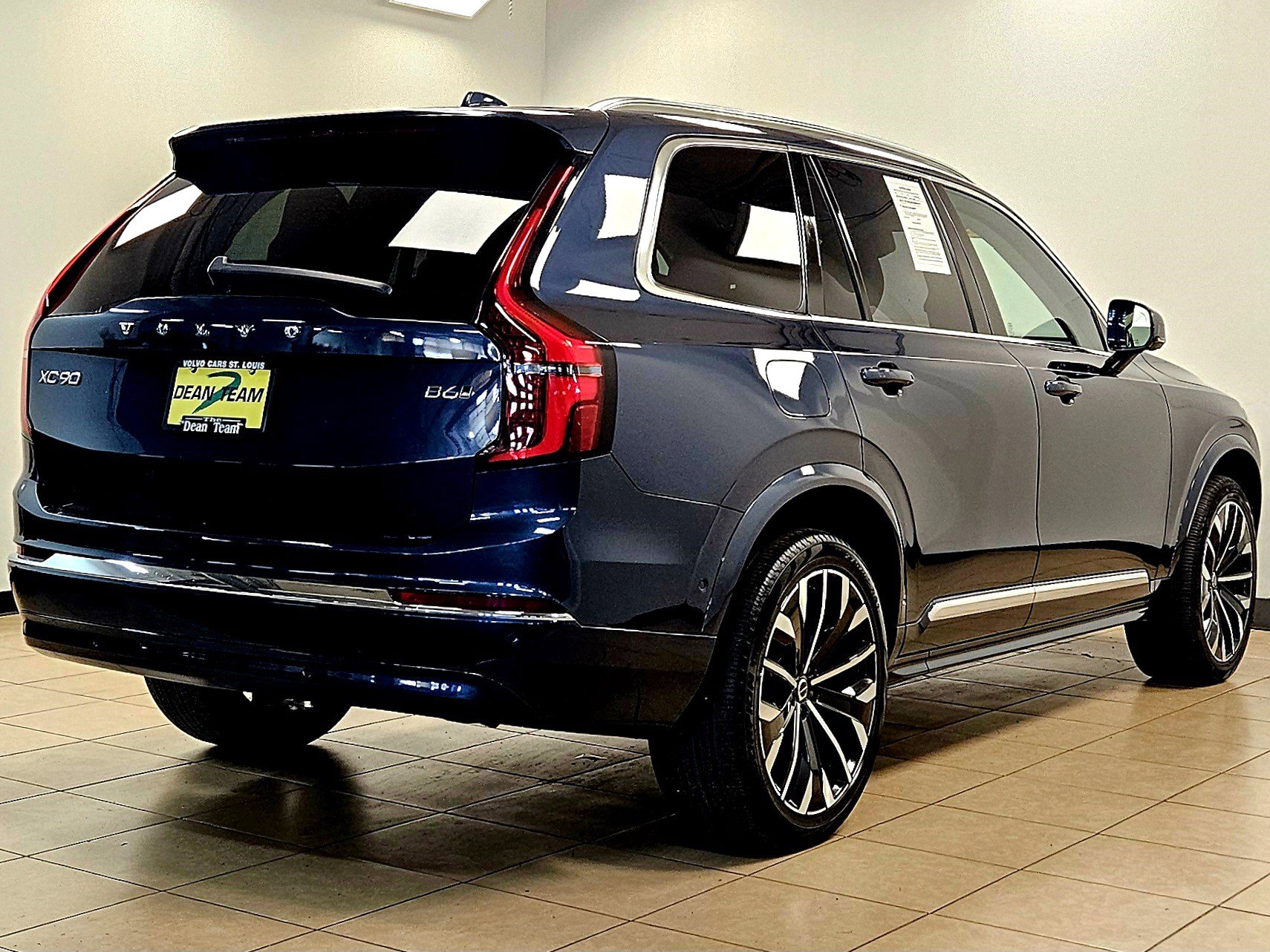Used 2025 Volvo XC90 B6 Plus image 4