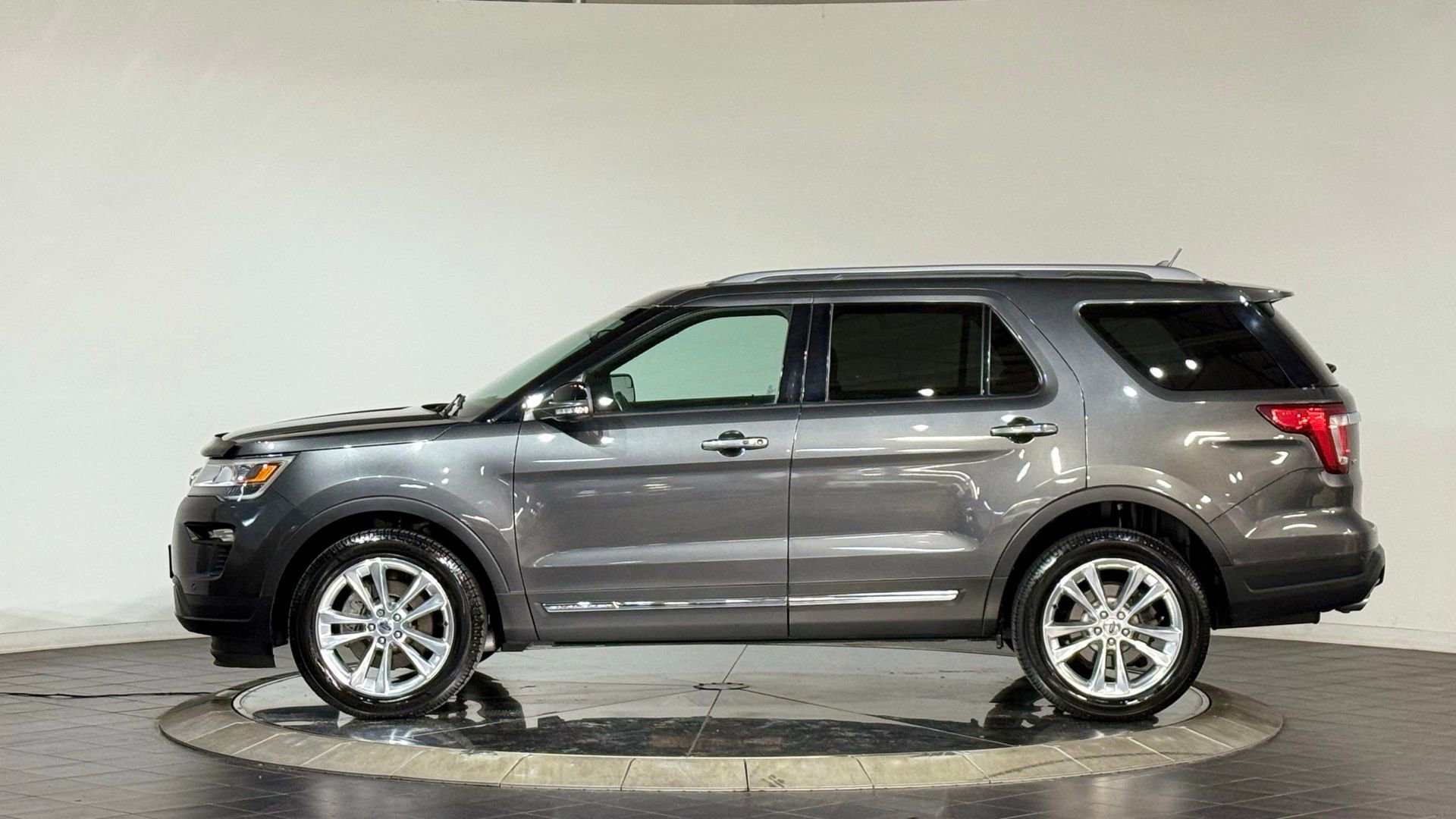 Used 2018 Ford Explorer XLT w/ Equipment Group 201A image 6