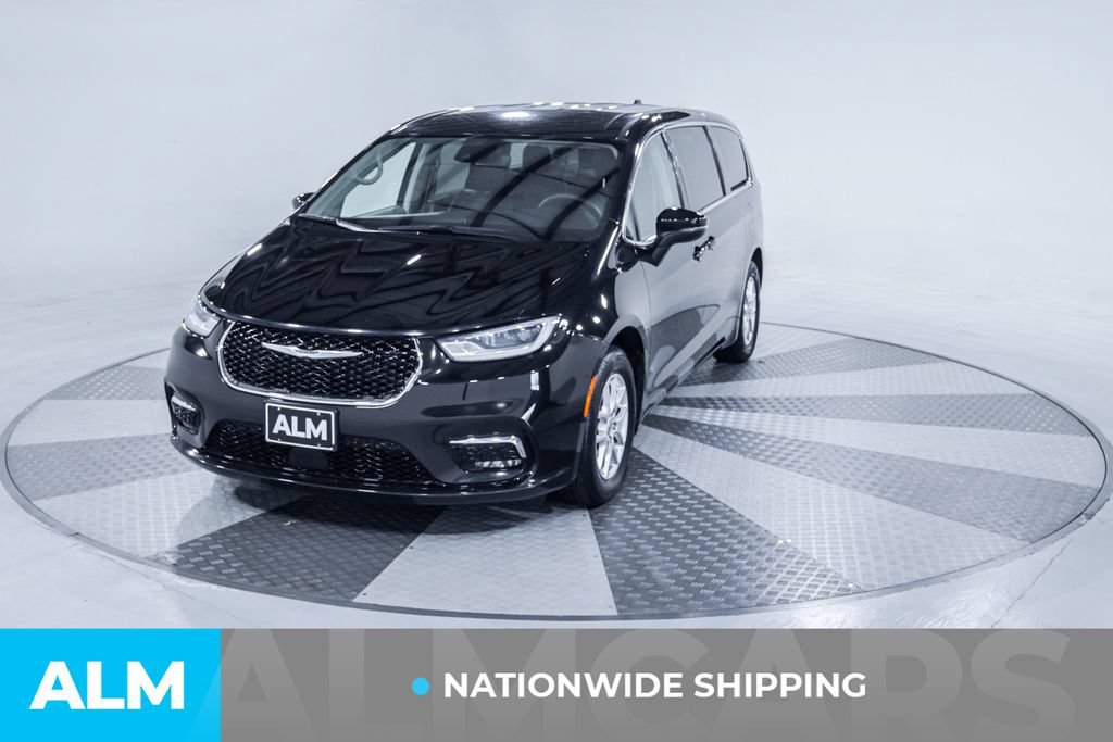 Used 2023 Chrysler Pacifica Touring-L FWD image 2