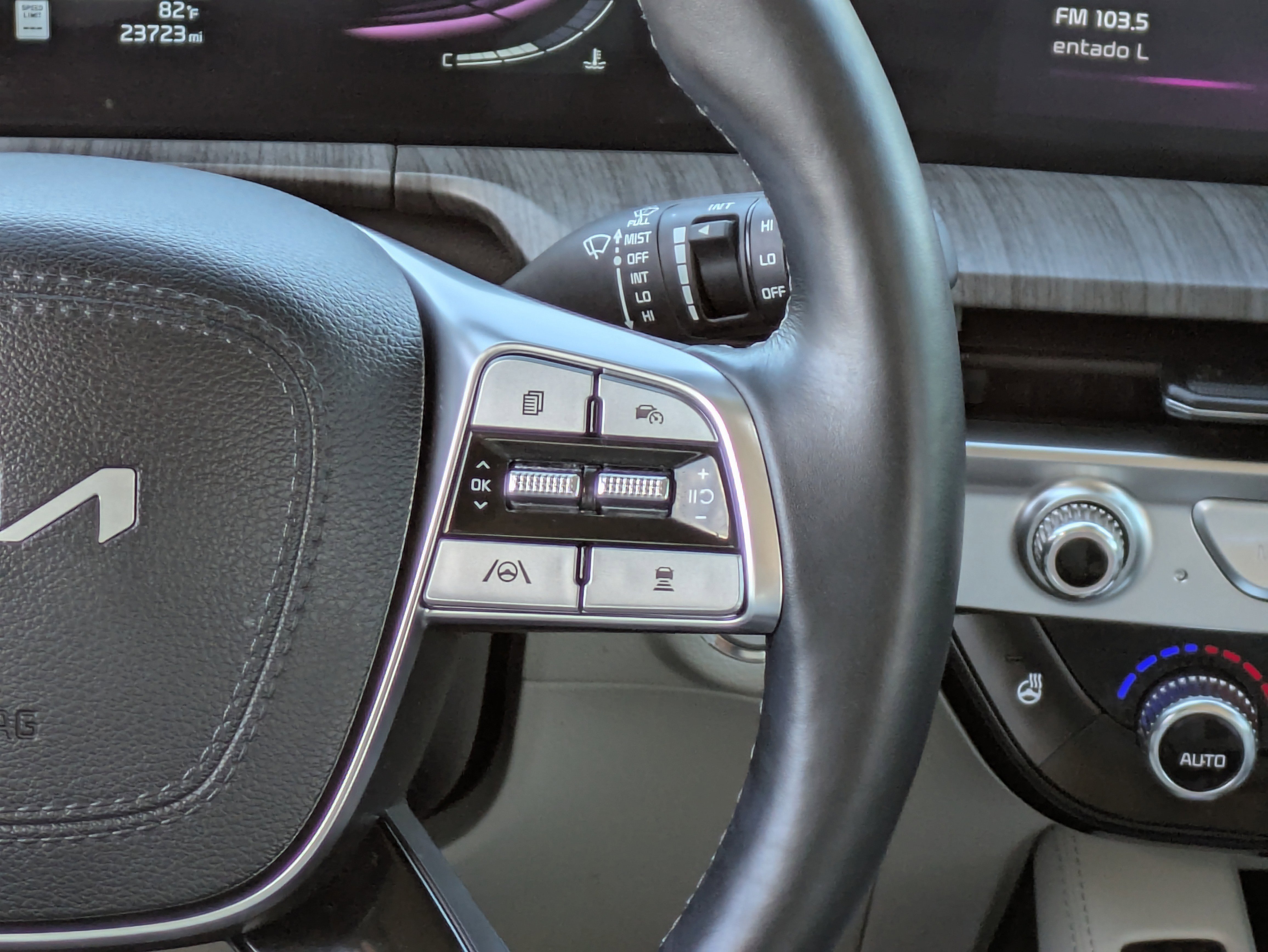 Used 2024 Kia Telluride EX w/ EX Captain's Chair Package image 23