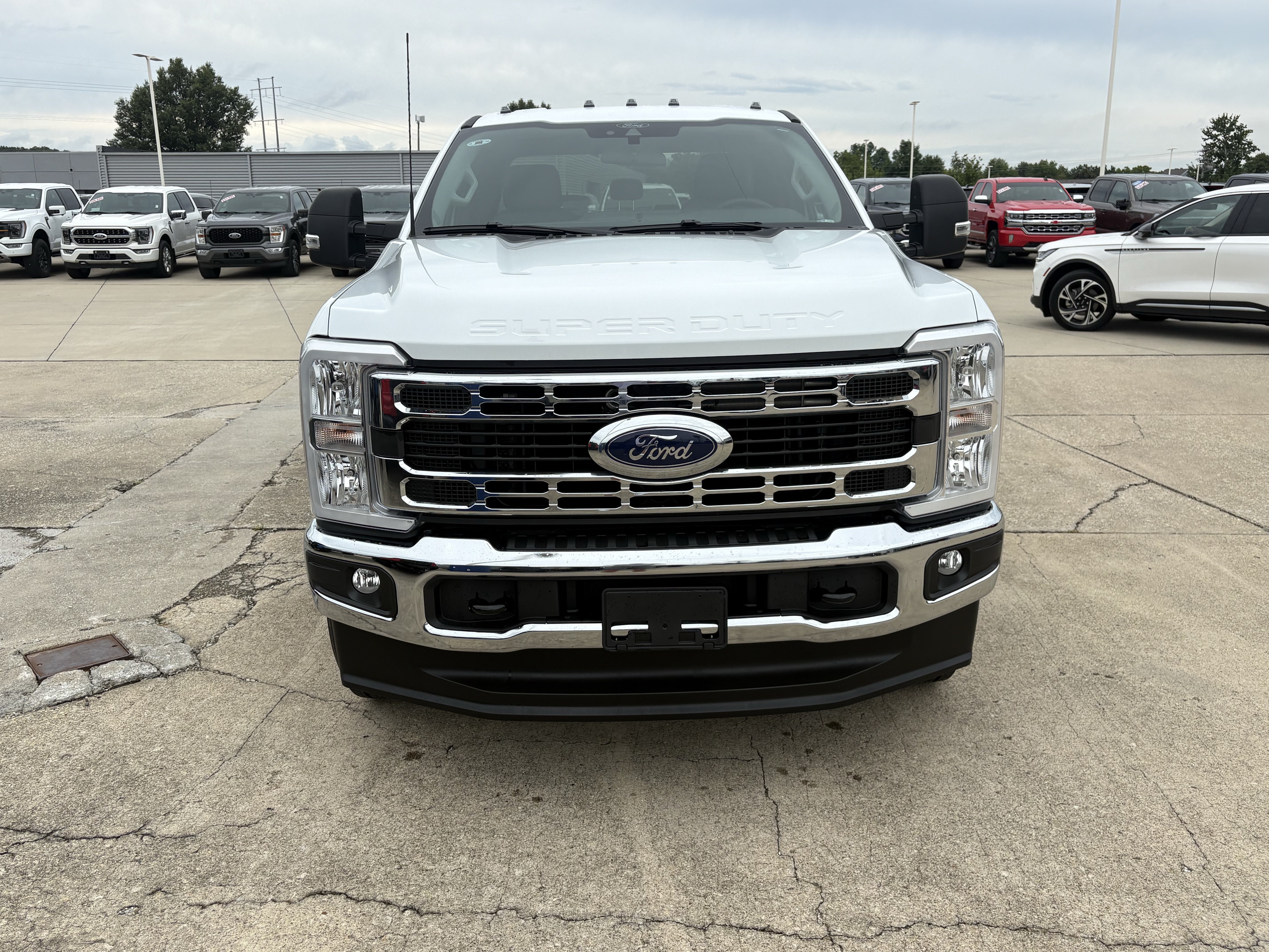 Used 2025 Ford F350 XLT w/ Snow Plow/Camper Package AWD/4WD image 3