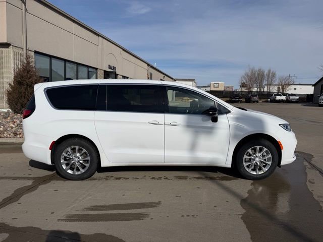 New 2026 Chrysler Pacifica Select AWD/4WD image 5