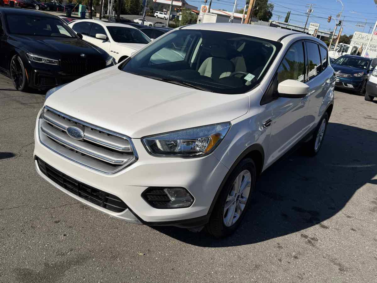 Used 2017 Ford Escape SE image 3