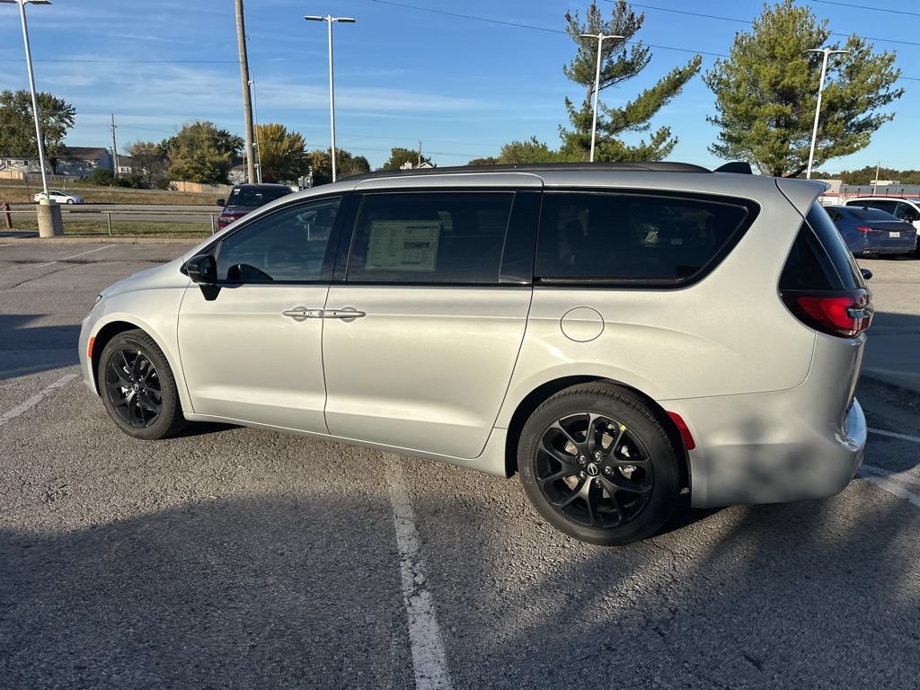 New 2026 Chrysler Pacifica Select FWD image 22