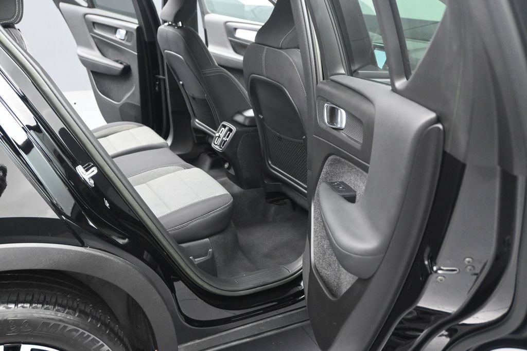 Used 2023 Volvo XC40 B4 Core FWD image 15