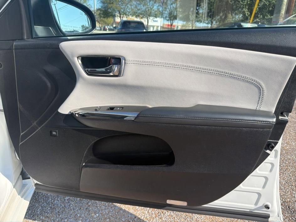 Used 2017 Toyota Avalon Limited image 21