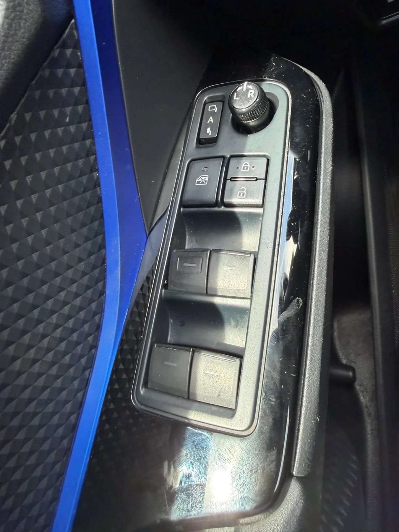 Used 2020 Toyota C-HR XLE FWD image 22
