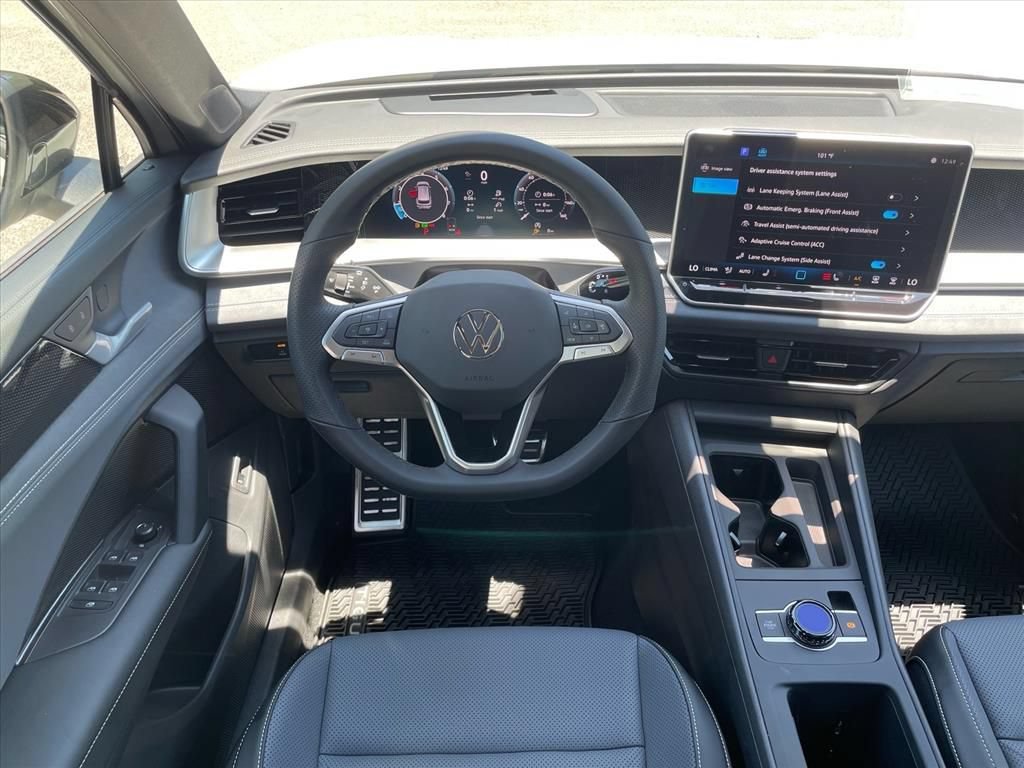 New 2026 Volkswagen Tiguan SE R-Line FWD image 3