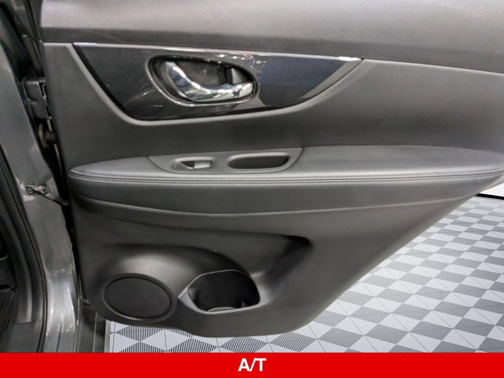 Used 2017 Nissan Rogue SV AWD/4WD image 29
