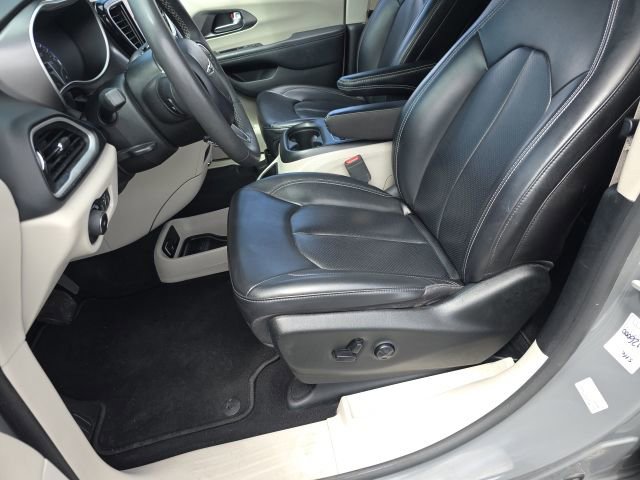 Used 2023 Chrysler Pacifica Touring-L FWD image 15