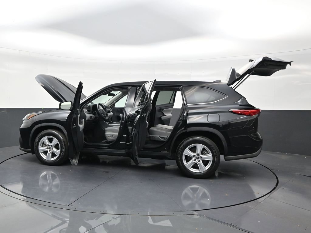 Used 2022 Toyota Highlander L FWD image 31