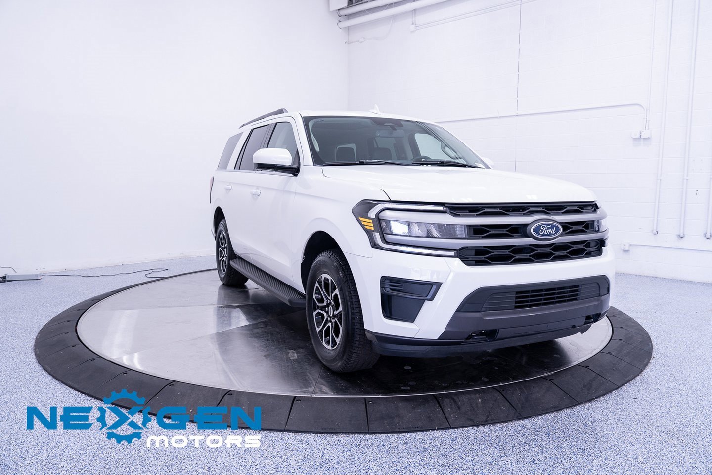 Used 2024 Ford Expedition XLT image 3