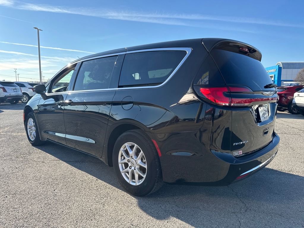 Used 2024 Chrysler Pacifica Touring-L image 4
