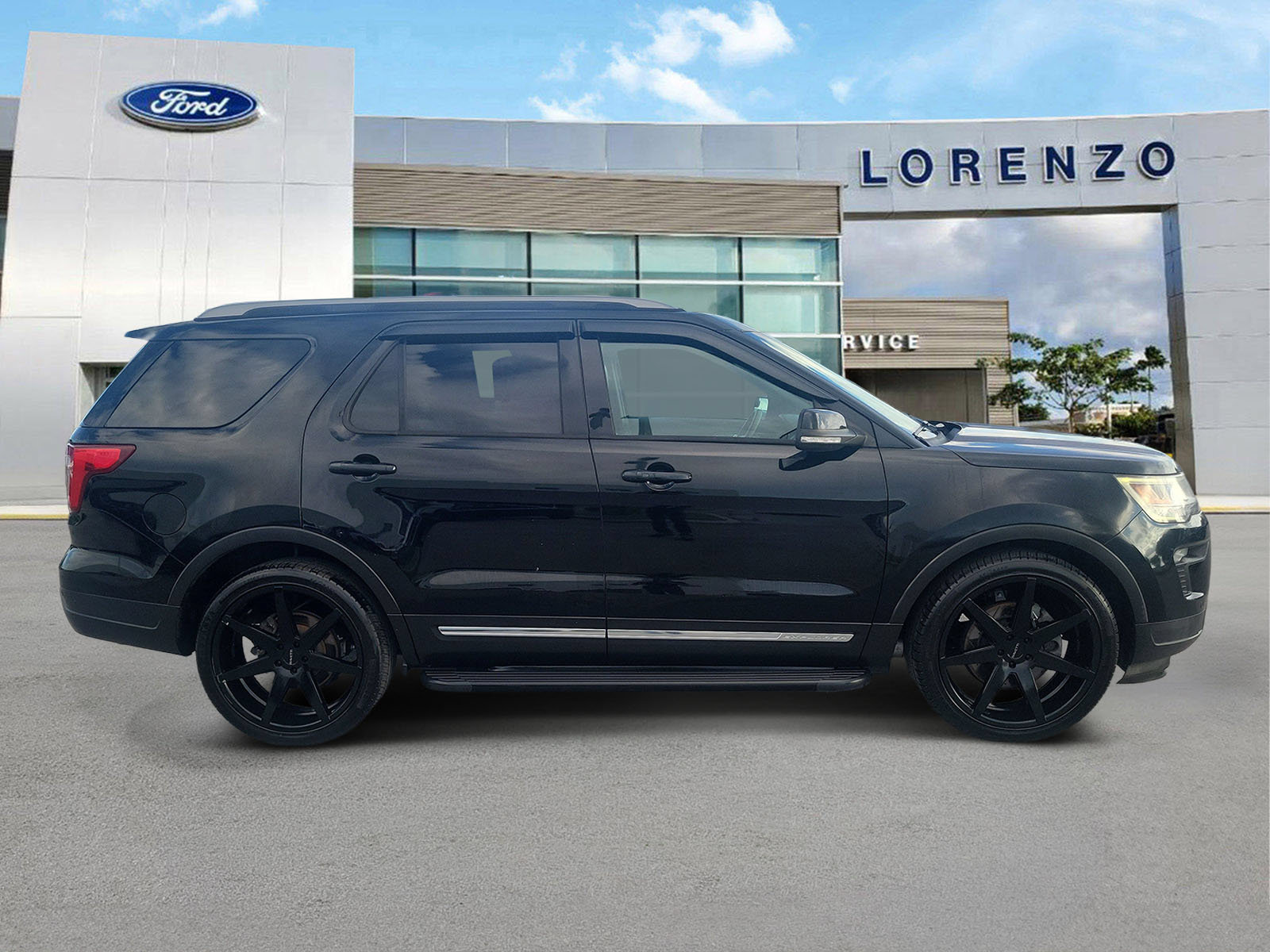 Used 2018 Ford Explorer XLT w/ Equipment Group 202A FWD image 4