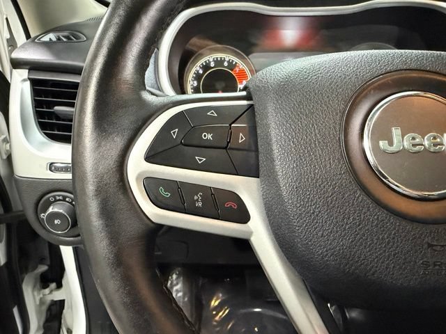 Used 2017 Jeep Cherokee Overland w/ Technology Group AWD/4WD image 18