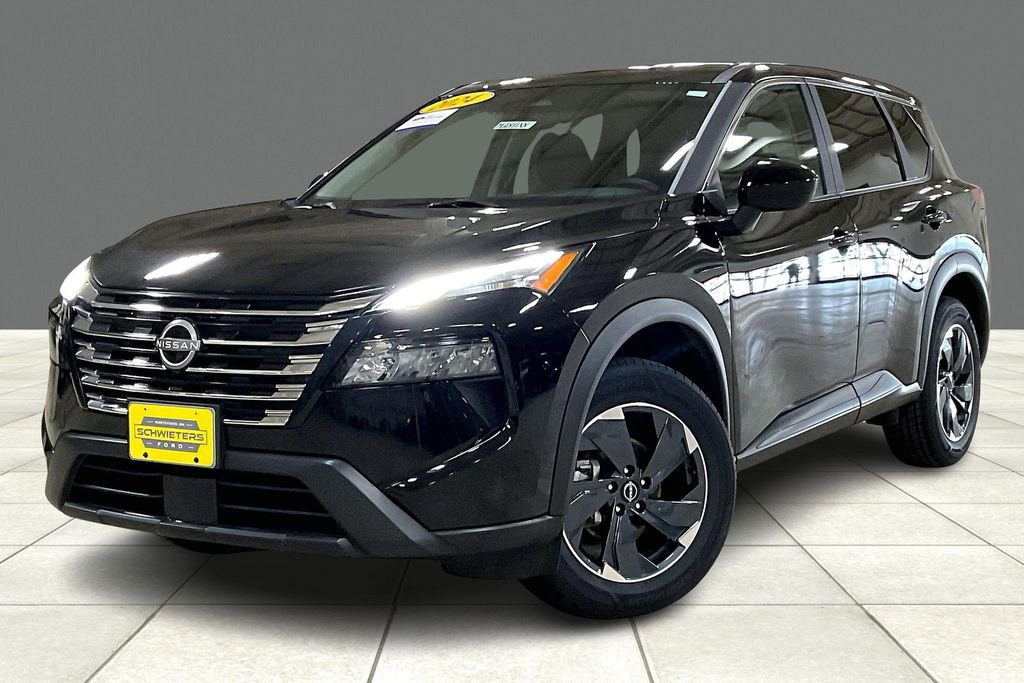 Used 2024 Nissan Rogue SV image 2