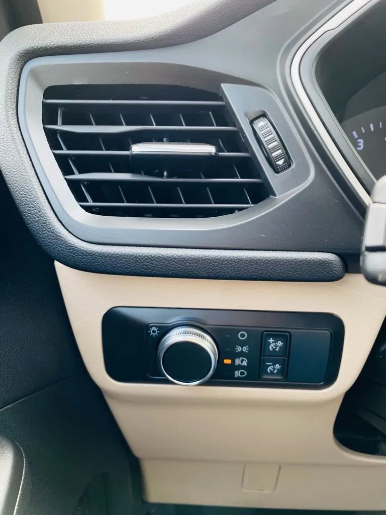 Used 2020 Ford Escape SE image 9