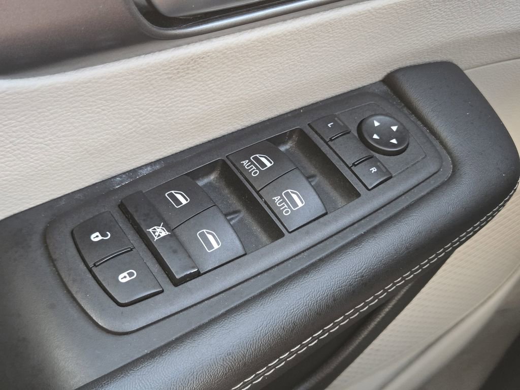 Used 2023 Chrysler Pacifica Touring-L FWD image 35