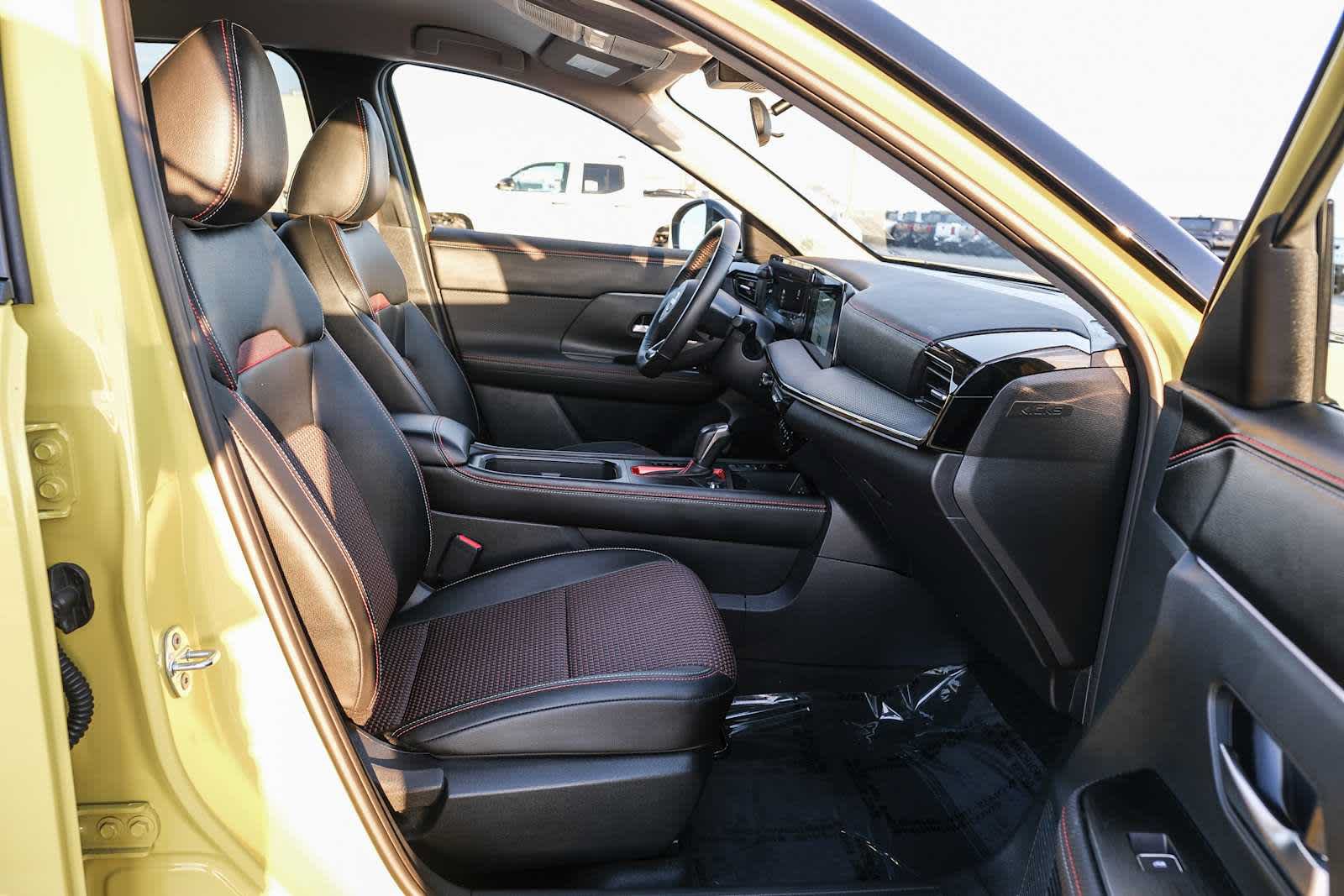 Used 2025 Nissan Kicks SR FWD image 17
