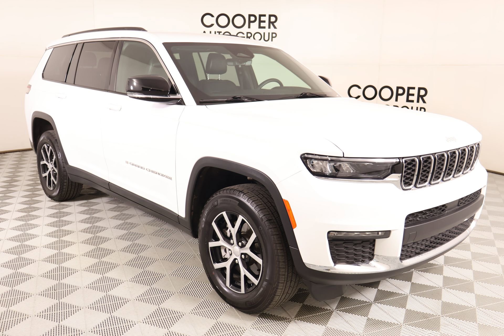 Used 2025 Jeep Grand Cherokee L Limited AWD/4WD image 1